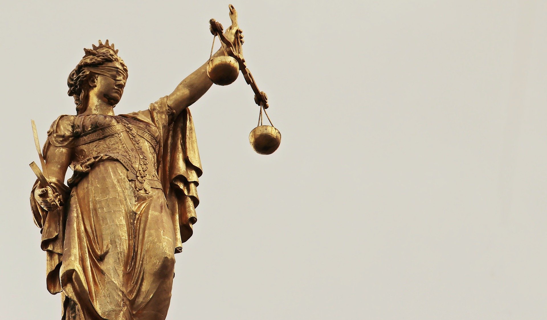La fiscalía aseguró que los delitos por los cuales está investigando al Cartel de los Embargos son: prevaricato por acción, fraude procesal y contrato sin cumplimiento de los requisitos legales esenciales.