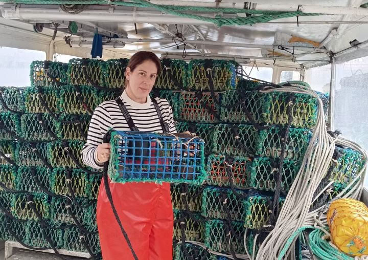 La patrona de barco gallega Verónica Cazorla en su barco.