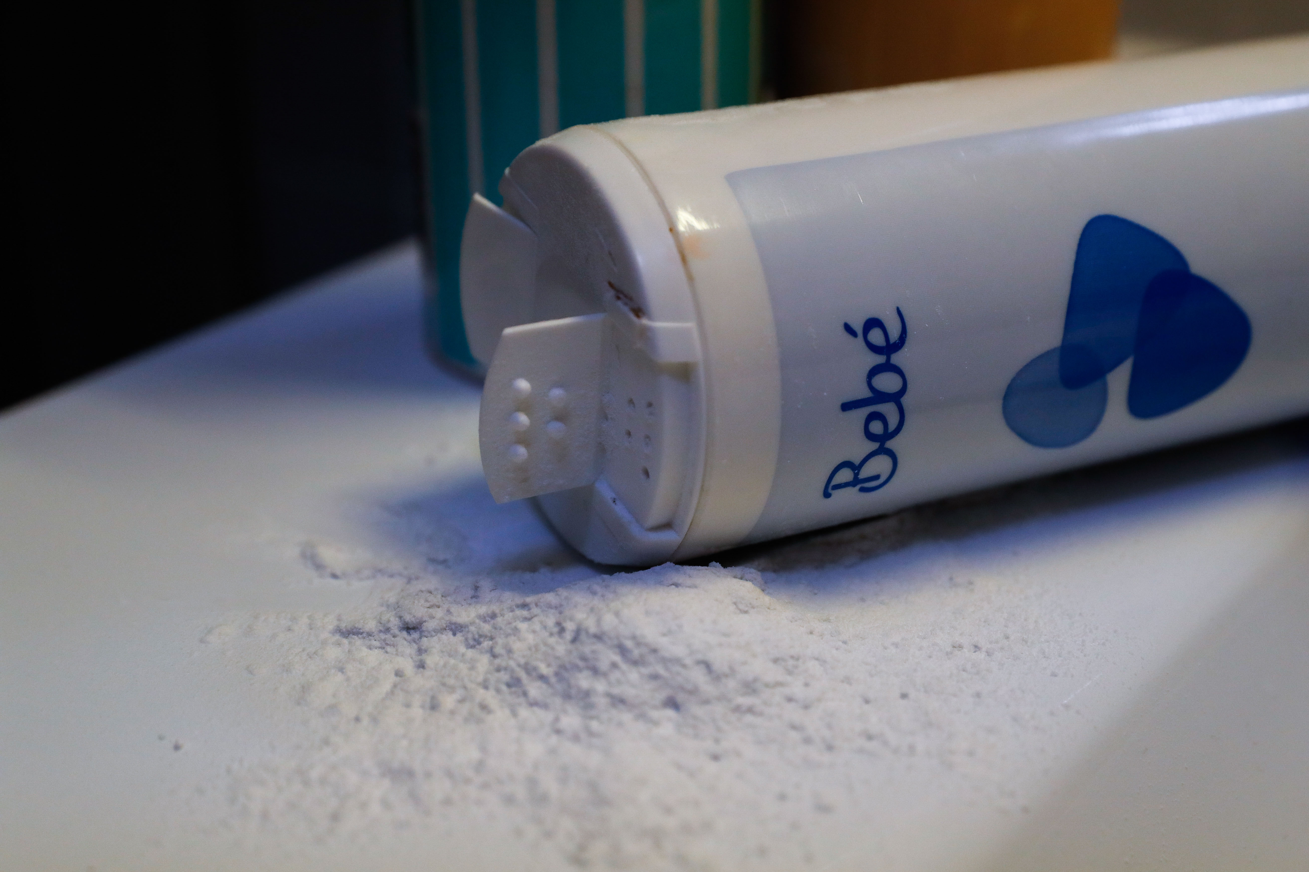 Johnson & Johnson suspende la venta de sus populares talcos para bebé todo el mundo