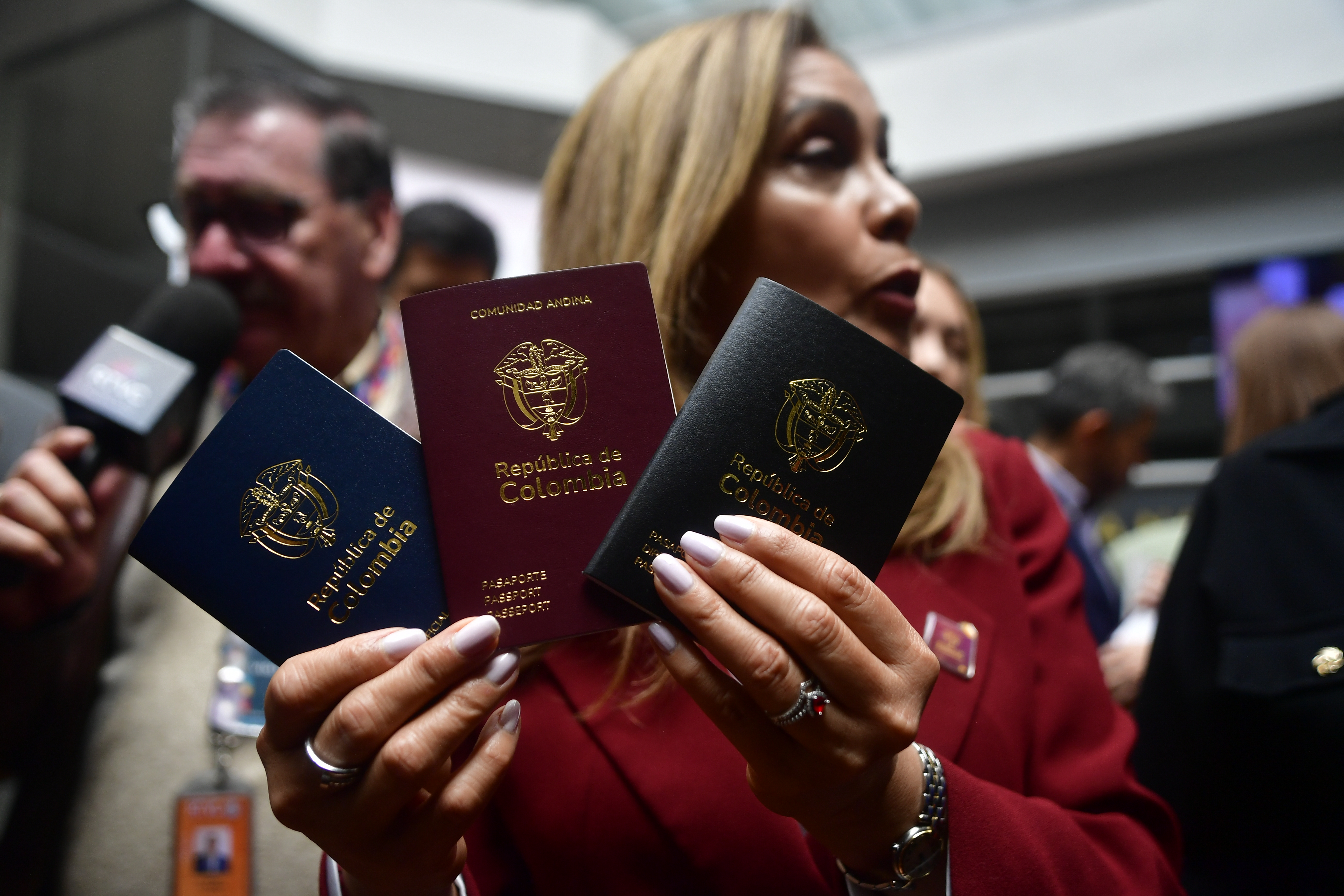 Gerente de la Imprenta Nacional durante la presentación del nuevo modelo de pasaporte colombiano