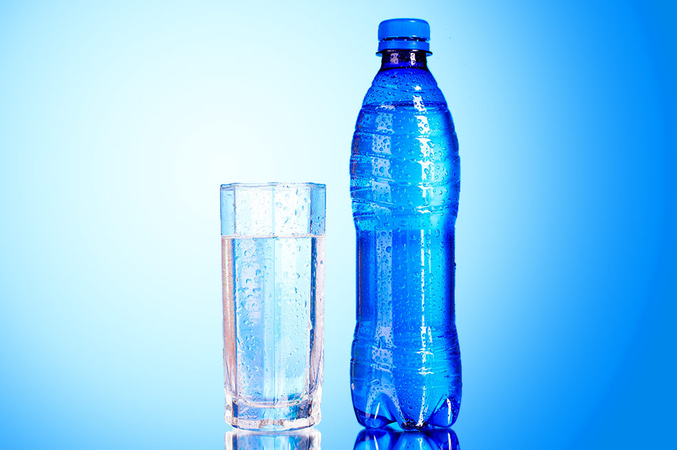 Contra el agua en botellas plásticas