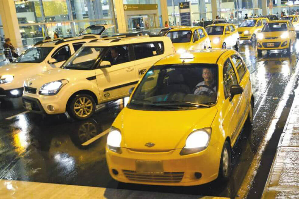 Suspenden licencias a taxistas de Bogotá reincidentes en infracciones de tránsito