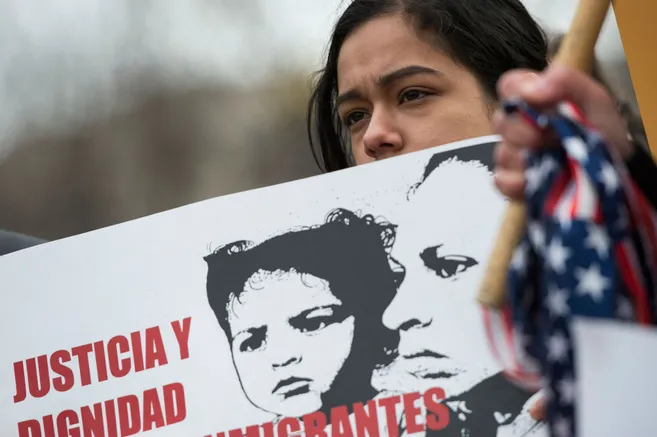 Las familias migrantes obligan a Biden a enfrentar una nueva crisis fronteriza