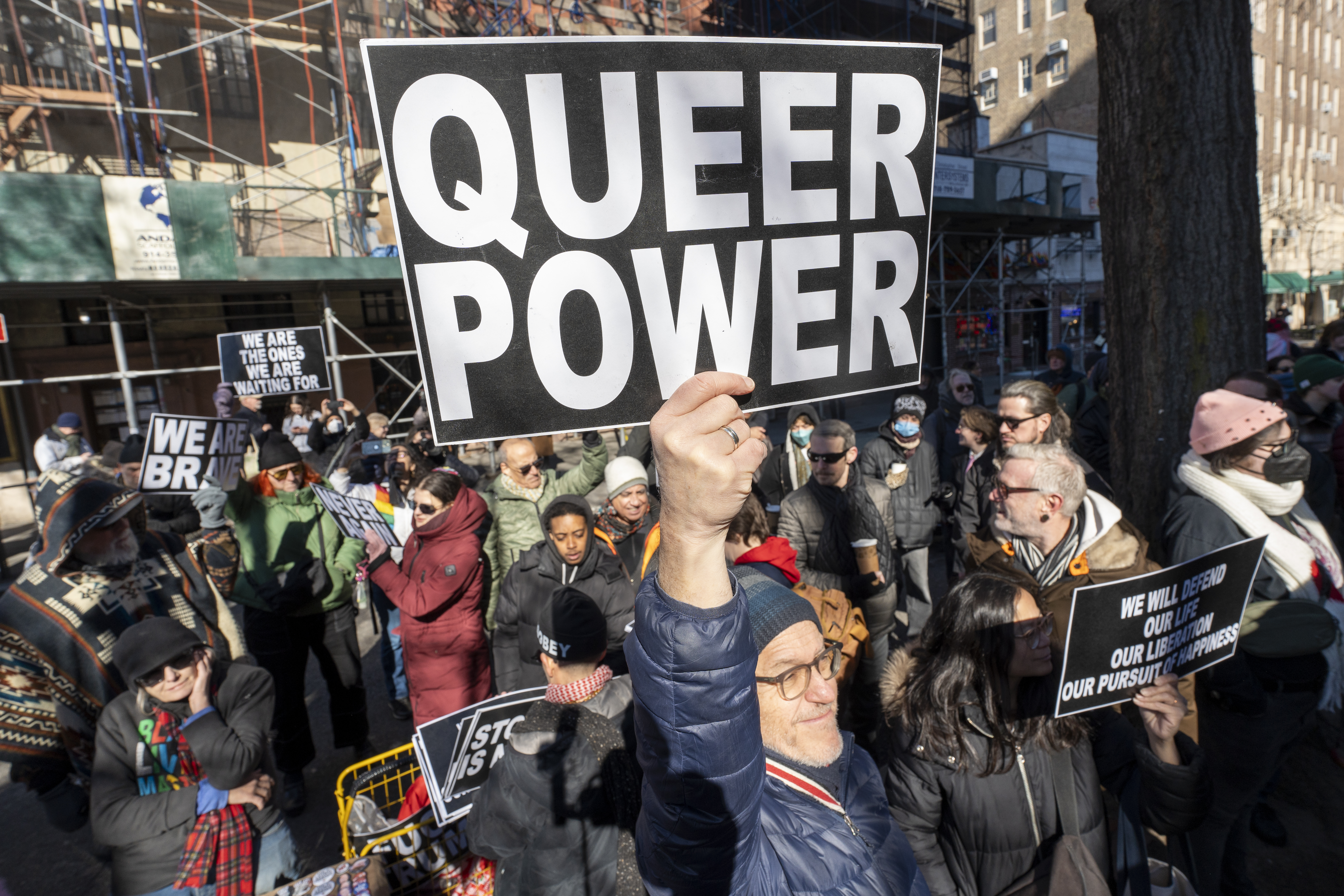 Trump elimina términos “transgénero” y “queer” de páginas y monumentos LGBTQ+
