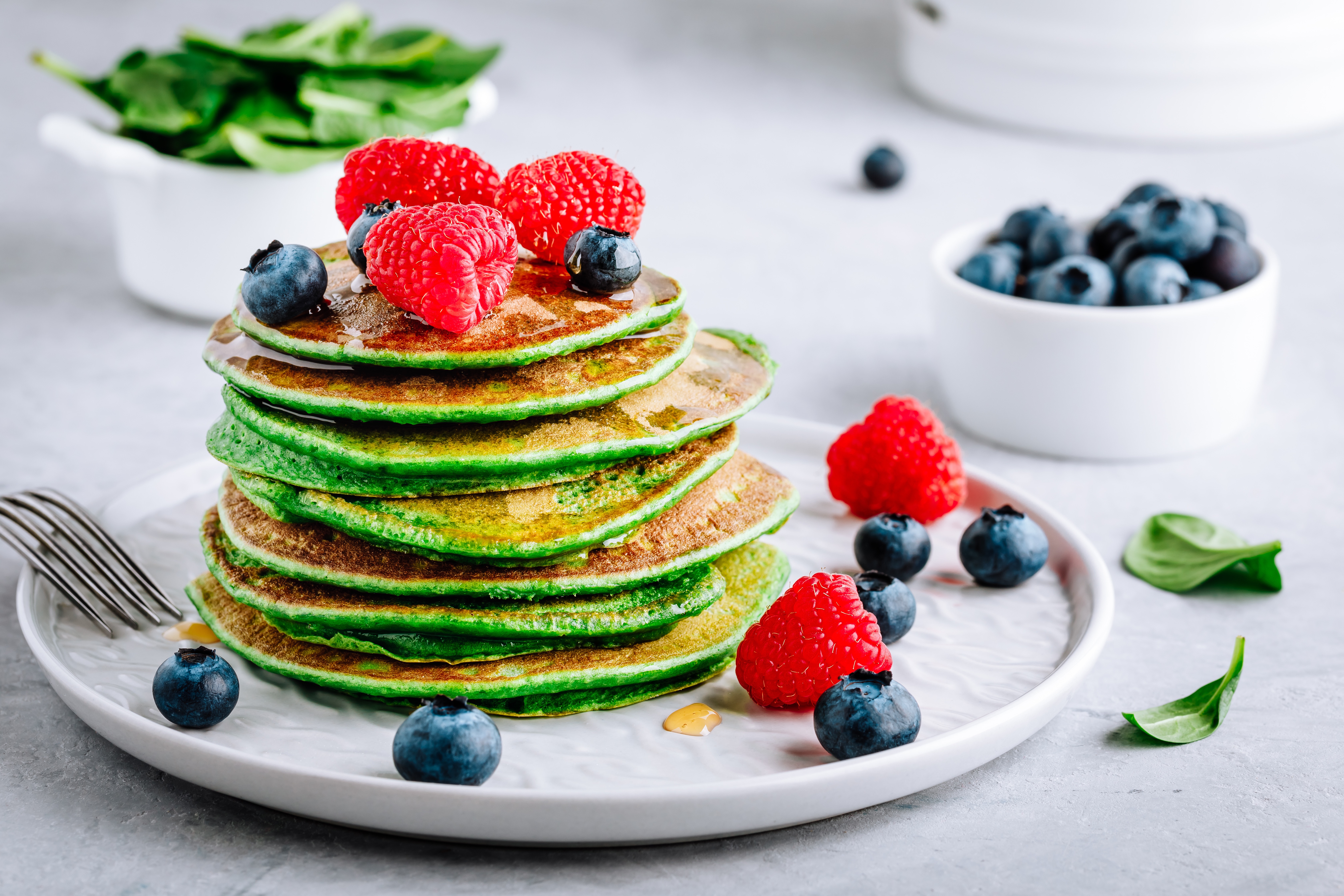 Así se preparan unos “pancakes” de espinaca