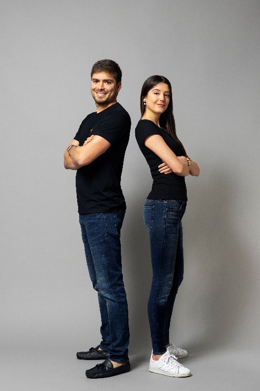 Del mismo modo, las prendas son diseñadas para ser altamente cómodas gracias a la suavidad de los textiles y su propiedad de alta elongación, dando como resultado camisetas y jeans con un diseño estilizado y agradable al tacto, convirtiéndolas en la alternativa perfecta de vestimenta para cualquier ocasión.