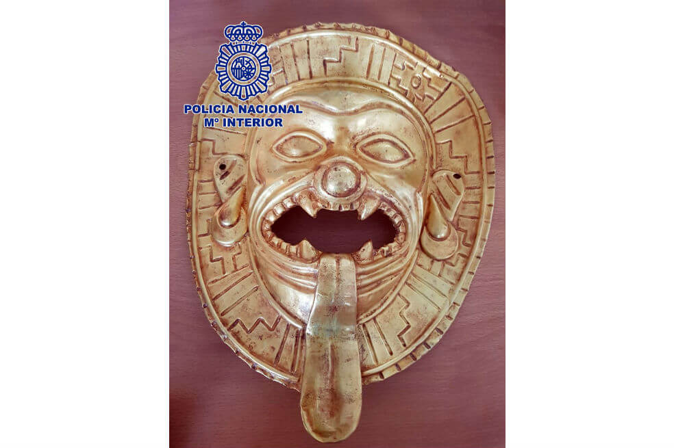 Imagen de la máscara de oro de Tumaco, "de gran valor artístico y cultural", que iba a ser vendida en España por 200.000 euros,