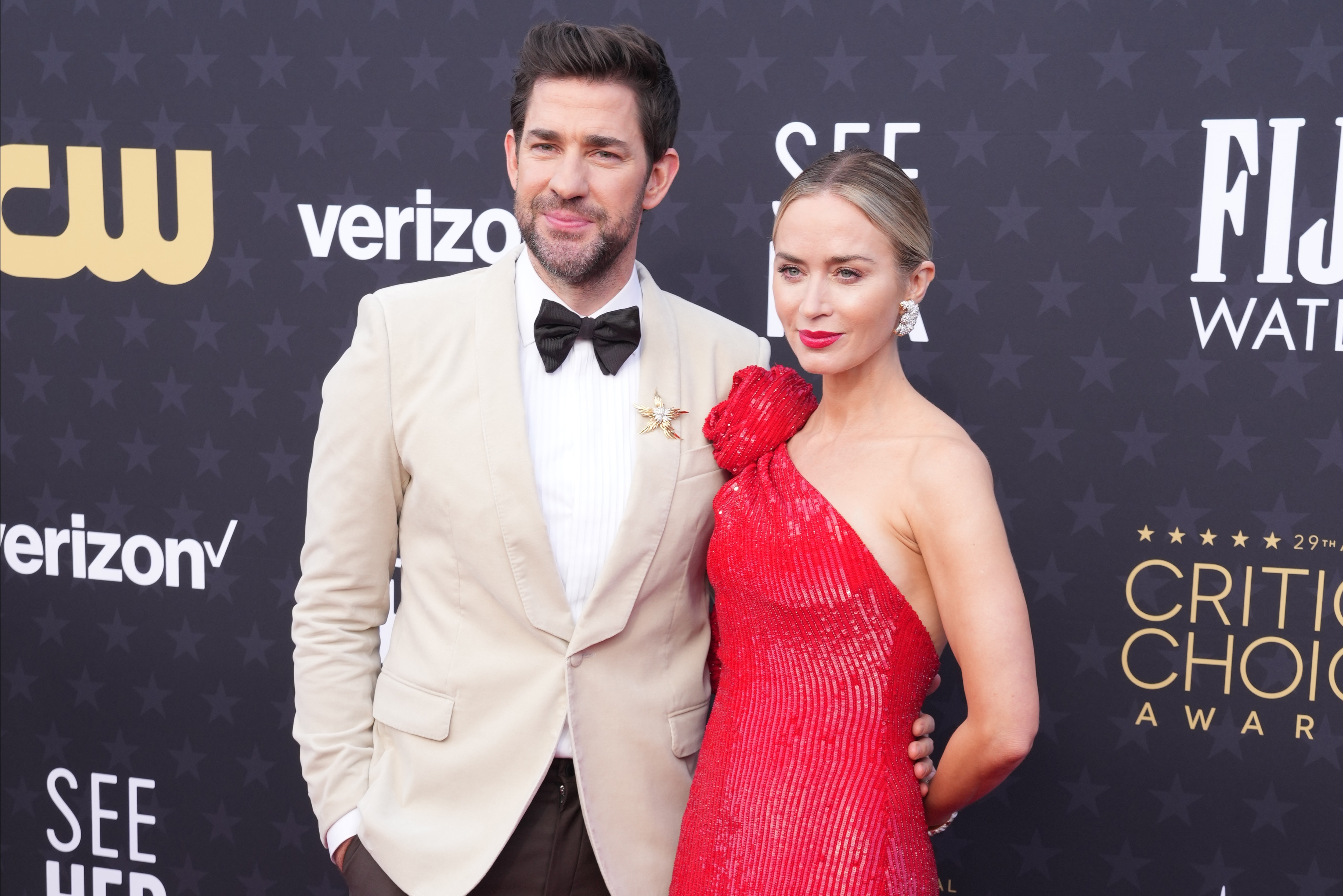Santa Monica (United States), 14/01/2024.- Actors John Krasinski and Emily Blunt (R) attend the 29th Critics Choice Awards at The Barker Hangar in Santa Monica, California, USA, 14 January 2024. EFE/EPA/ALLISON DINNER
