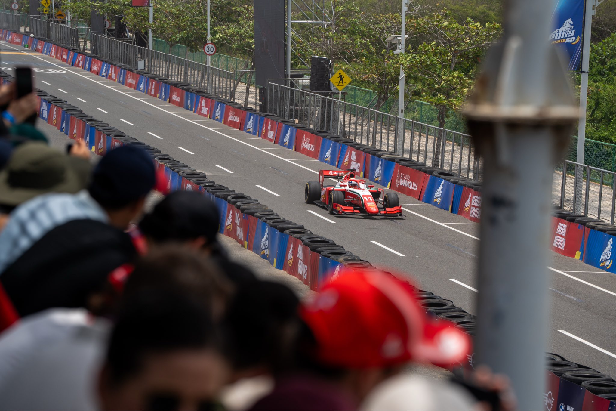 Sebastián Montoya rodando por Barranquilla en su monoplaza de Fórmula 2 del equipo italiano PREMA.