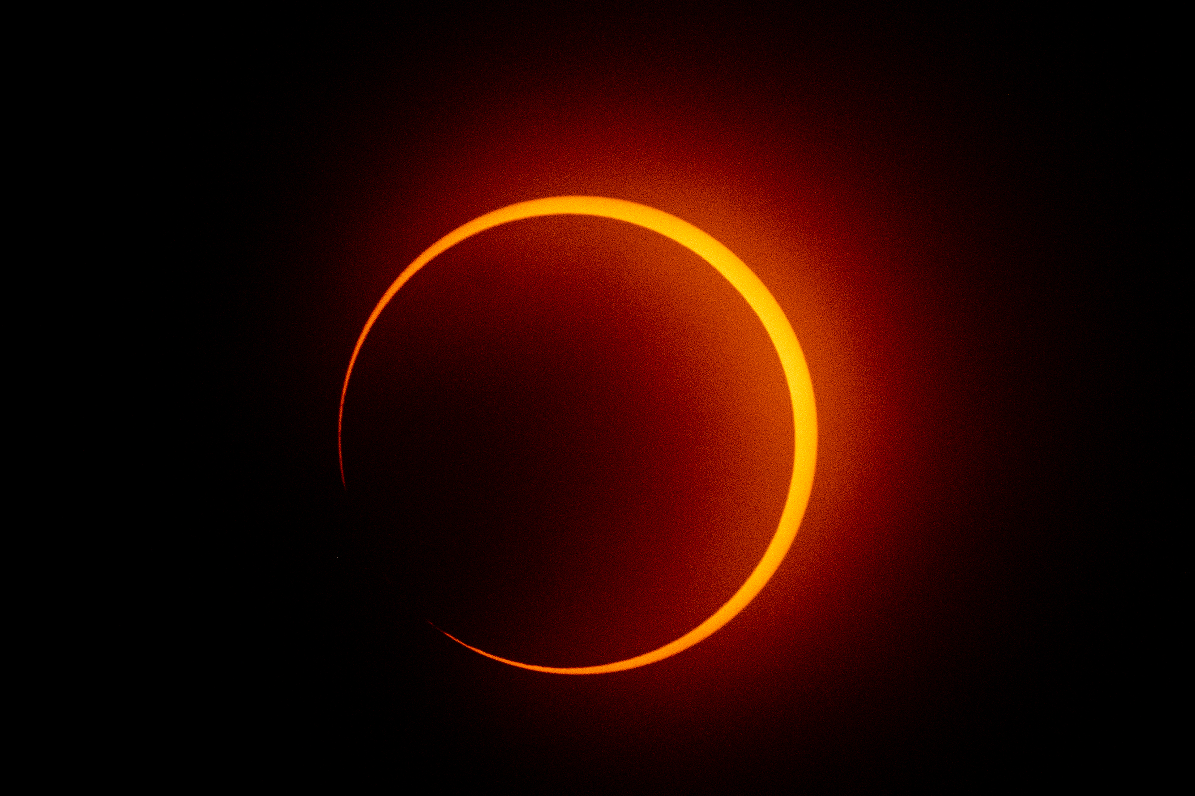 La luna cruza frente al sol durante el eclipse solar anular en Penonomé, Panamá
