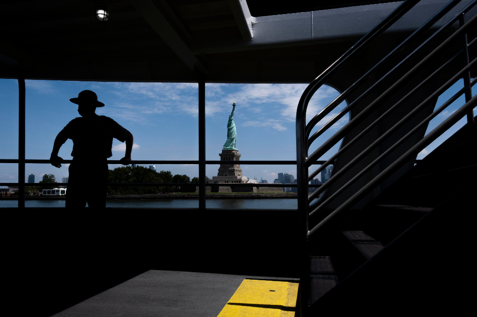 Nueva York cierra las salas interiores de restaurantes para frenar los contagios