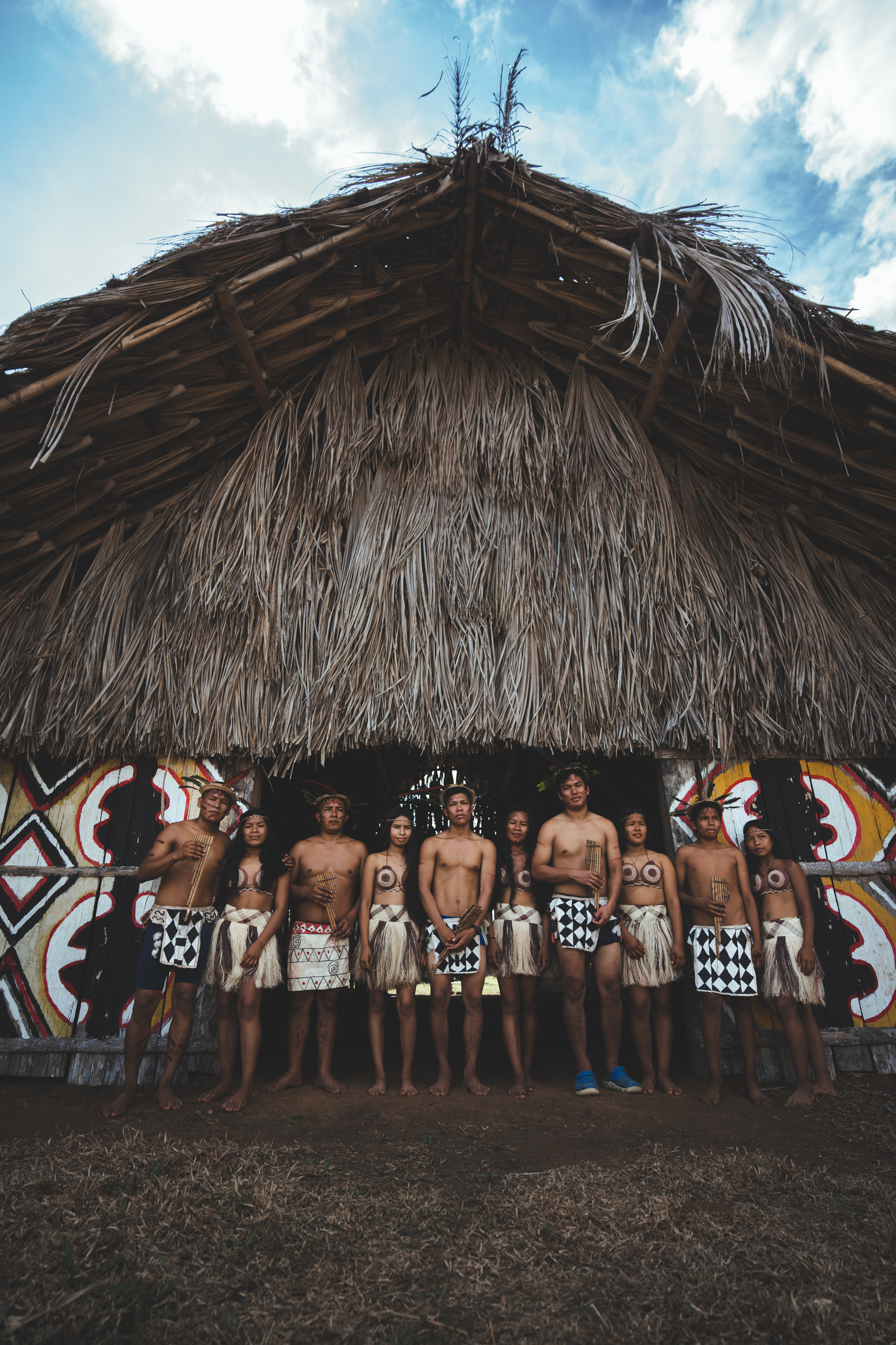 Estos jóvenes de la comunidad indígena tucano- oriental realizan muestras artísticas a los turistas y los invitan a compartir un baile típico de la comunidad.