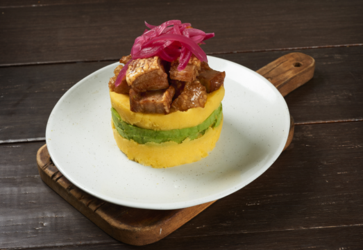 Así puede hacer una causa de chicharrón, una receta fácil y deliciosa