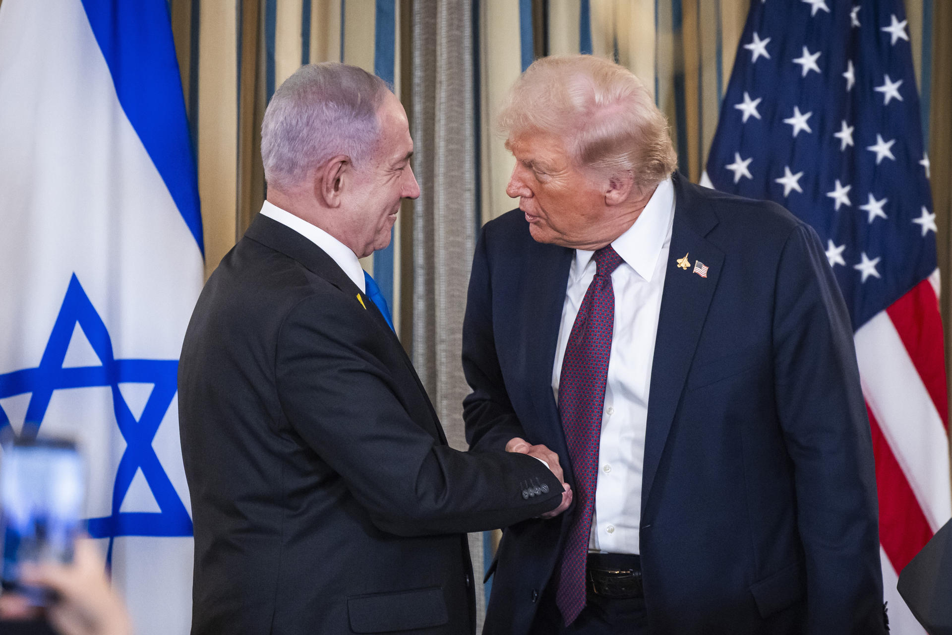 FOTODELDÍA JJL001. WASHINGTON (ESTADOS UNIDOS), 29/09/2025.- El presidente de Estados Unidos, Donald Trump (d), estrecha la mano del primer ministro israelí, Benjamin Netanyahu, durante una rueda de prensa este lunes, en la Casa Blanca en Washington D. C. (Estados Unidos) . En su reunión, Trump presionó a Netanyahu para que aceptara un acuerdo de paz que pusiera fin a la guerra en curso de Israel en Gaza y para que Hamás liberara a los rehenes que aún permanecían en su poder. EFE/EPA/ Jim Lo Scalzo / Pool