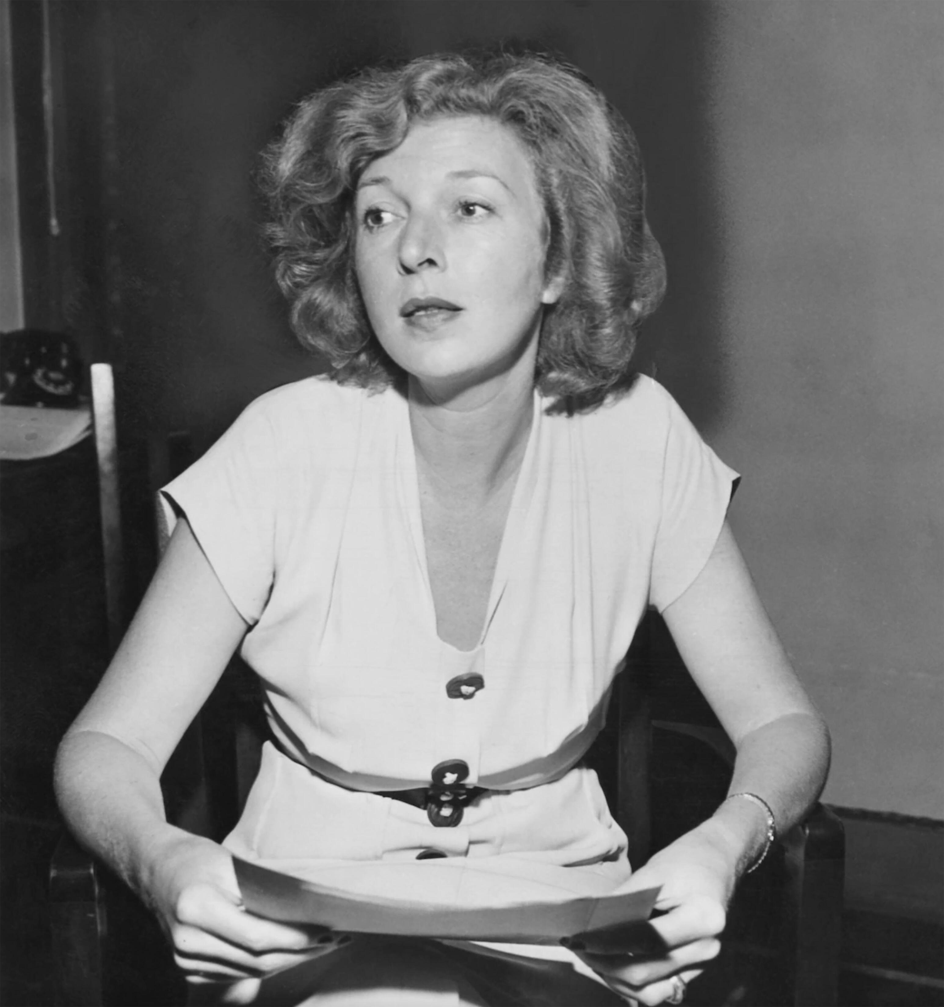 NUEVA YORK (ESTADOS UNIDOS), 17/04/2024.- Foto de archivo de la reportera de guerra Martha Gellhorn tomada en Nueva York en 1946. Martha Gellhorn fue la única mujer que participó en el desembarco de Normandía a pesar de la prohibición del alto mando aliado, una periodista y escritora estadounidense opacada por la sombra de su famoso marido, Ernest Hemingway, que la autora Rosario Raro rescata del olvido en una novela. EFE/Editorial Planeta/Pictorial Press Ltd / Alamy Stoc SOLO USO EDITORIAL/SOLO DISPONIBLE PARA ILUSTRAR LA NOTICIA QUE ACOMPAÑA (CRÉDITO OBLIGATORIO)