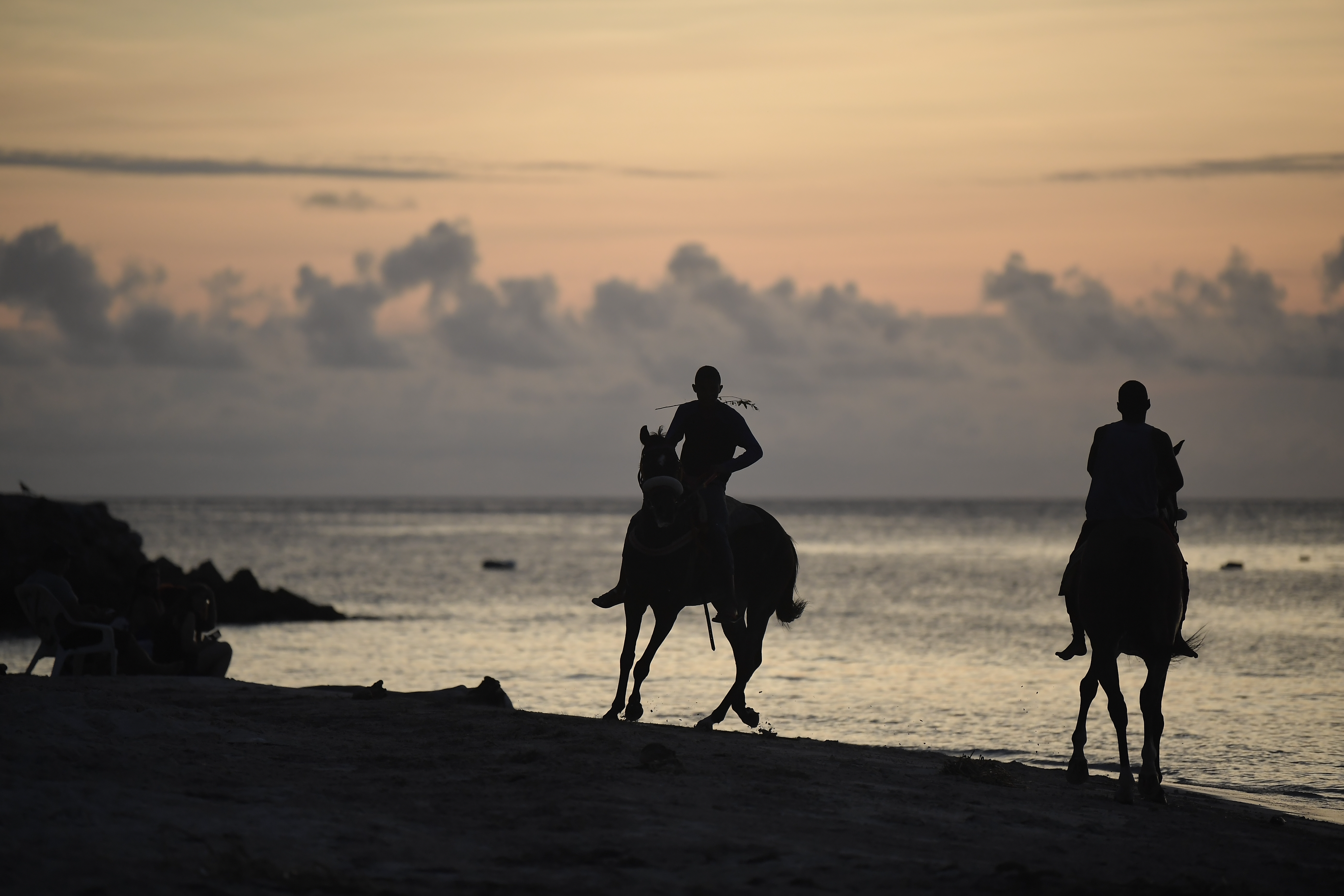 Recorrido por este sitio turístico de Colombia, varios aspectos: Playas, turistas, motos acuática, habitantes.