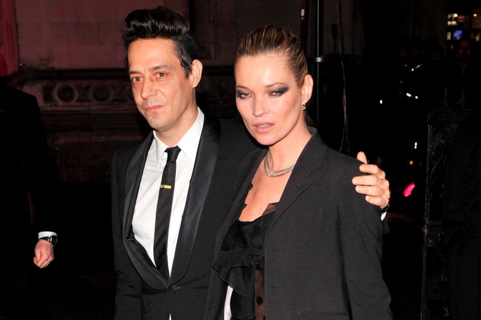 La modelo británica Kate Moss (d) y el músico británico Jamie Hince. 