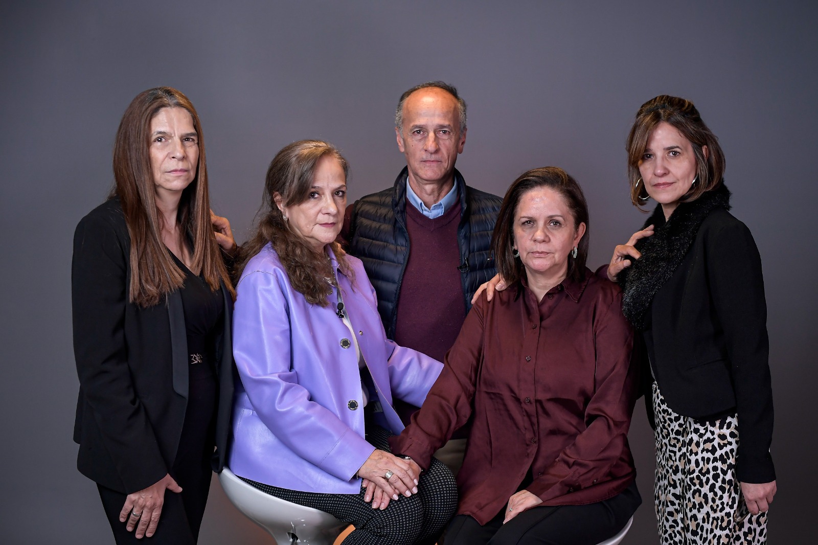 Familia que denunció a De Roux revela expediente de pederastia en la Iglesia
