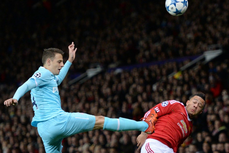 El defensor colombiano Santiago Arias durante el partido del PSV frente al Manchester United. / AFP