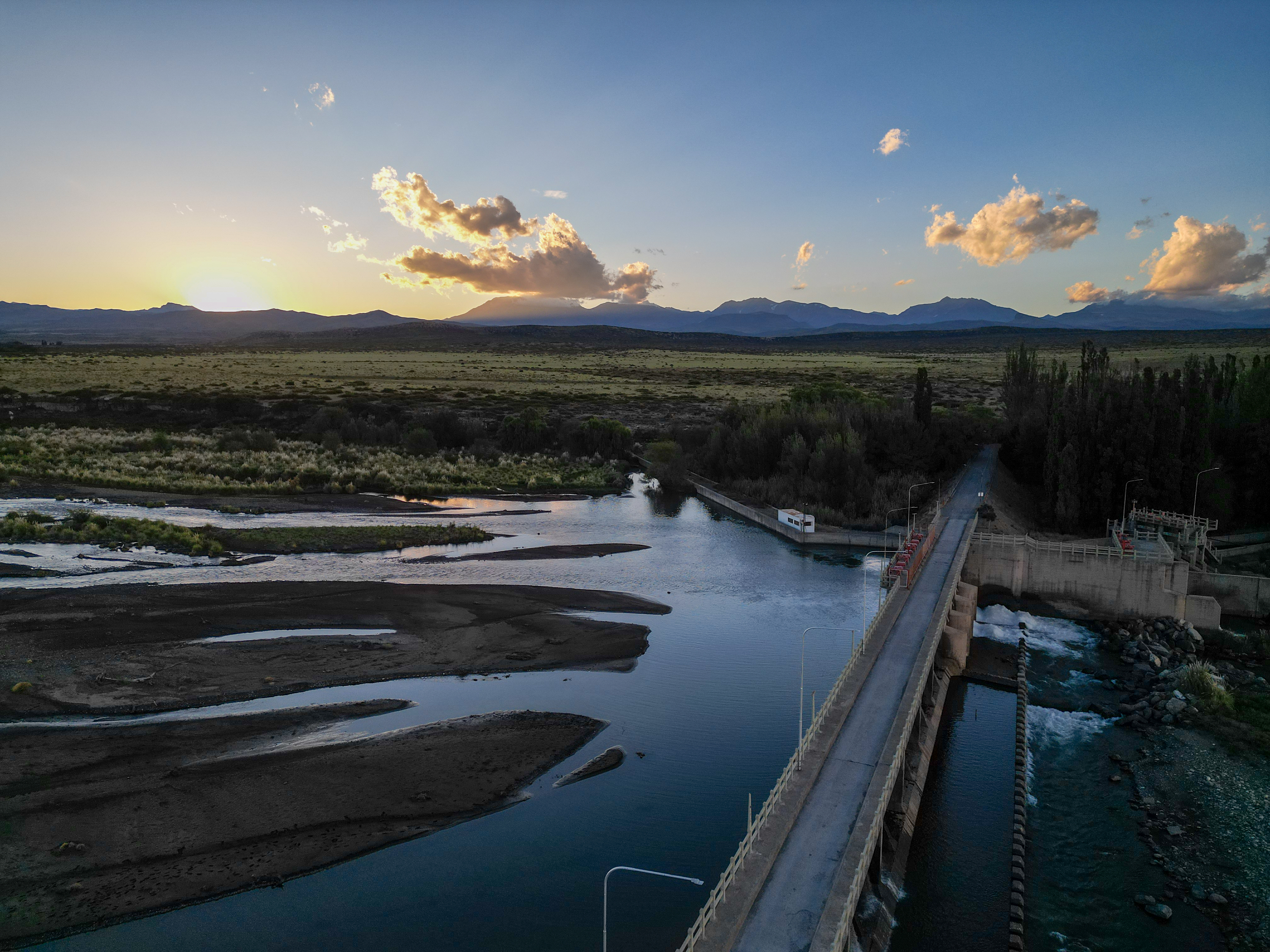 ACOMPAÑA CRONICA: ARGENTINA TURISMO AME3219. MALARGÜE (ARGENTINA), 11/06/2024.- Fotografía fechada el 1 de marzo de 2024 de un atardecer en una zona de la ciudad de Malargüe (Argentina). Casi mil doscientos kilómetros al oeste de Buenos Aires, en la falda de la cordillera de los Andes y en el límite septentrional de la Patagonia, la localidad de Malargüe y sus alrededores son, gracias a su variada oferta, uno de los principales centros de turismo sostenible de Argentina. EFE/Juan Ignacio Roncoroni