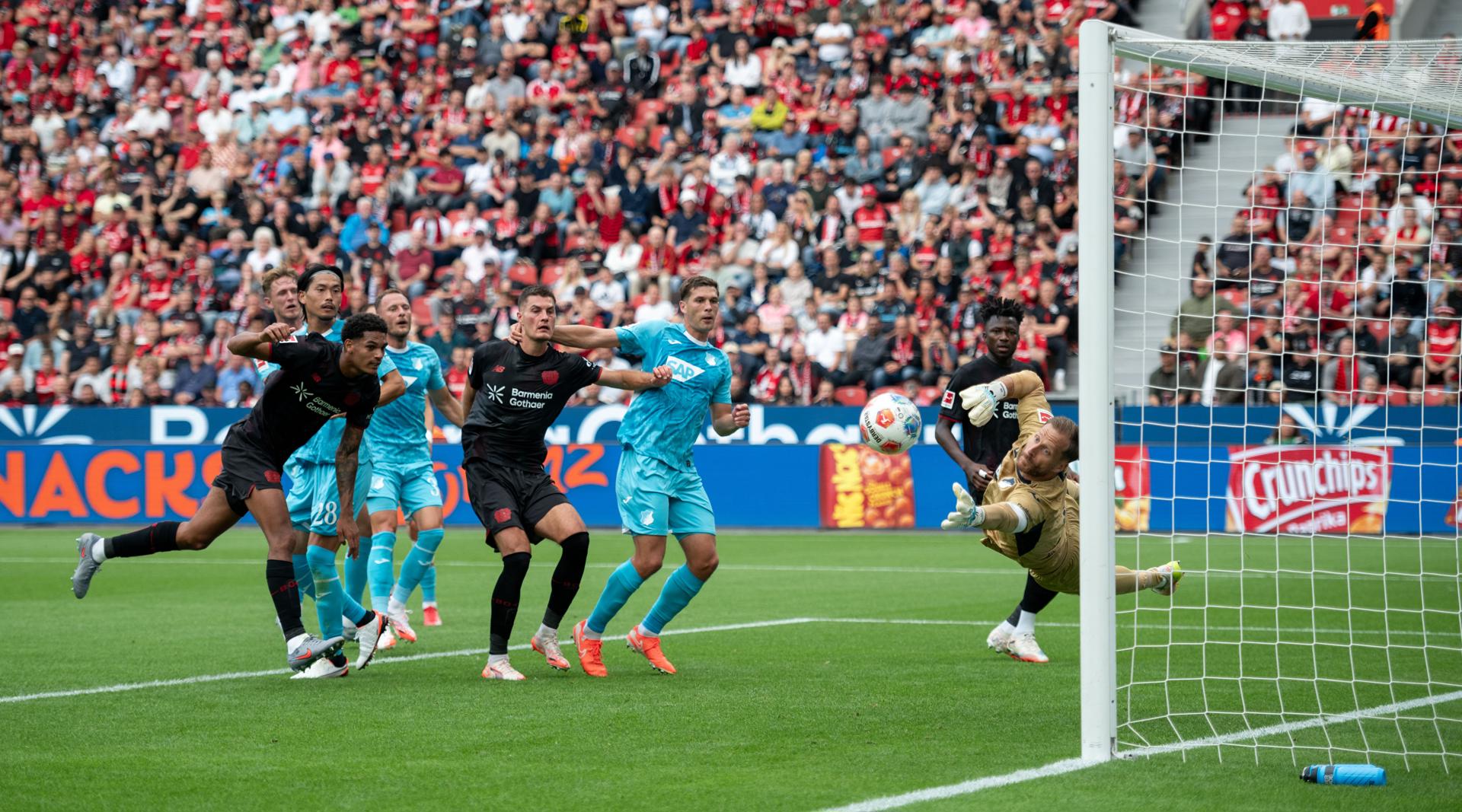 LEVERKUSEN (Germany), 23/08/2025.- Oliver Baumann of TSG Hoffenheim (R) saves a ball after a free kick during the German Bundesliga soccer match between Bayer 04 Leverkusen vs TSG Hoffenheim in Leverkusen, Germany, 23 August 2025. (Alemania) EFE/EPA/FABIAN STRAUCH CONDITIONS - ATTENTION: The DFL regulations prohibit any use of photographs as image sequences and/or quasi-video.