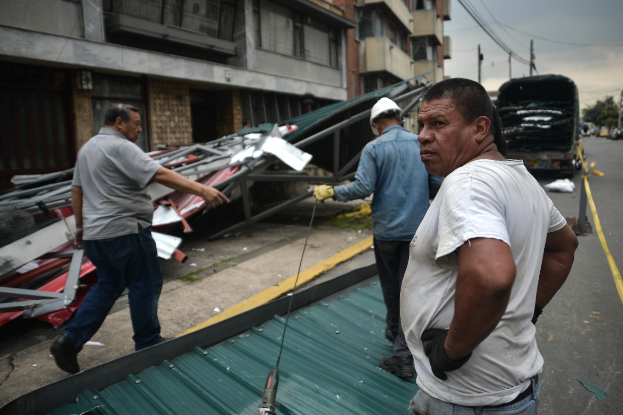En el barrio San Luis, en la diagonal 53C #24-75, en el occidente de la ciudad, un vendaval levantó parte del techo de una casa, afectando las redes eléctricas, el servicio de agua e incluso la salida de las viviendas.