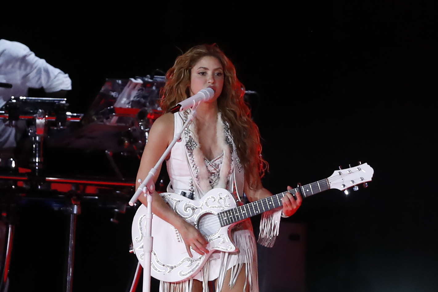 AME3278. SAN SALVADOR (EL SALVADOR), 07/02/2026.- La colombiana Shakira canta durante un concierto de su gira "Las Mujeres Ya No Lloran World Tour" este sábado, en el estadio nacional Jorge Mágico González, en San Salvador (El Salvador). EFE/ Rodrigo Sura