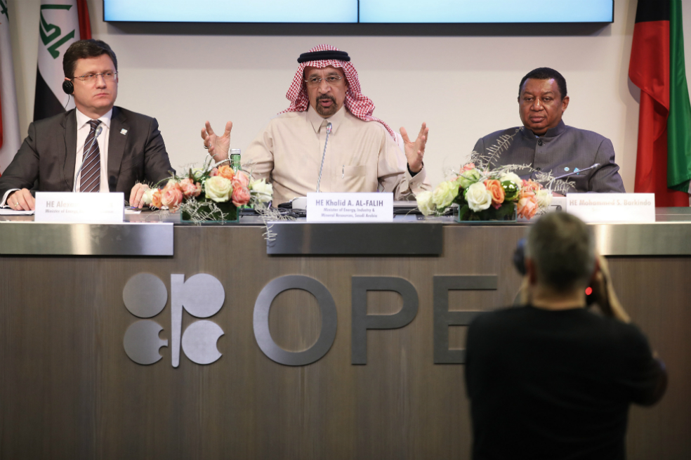 Producción de la OPEP cae a un mínimo de seis meses por Angola