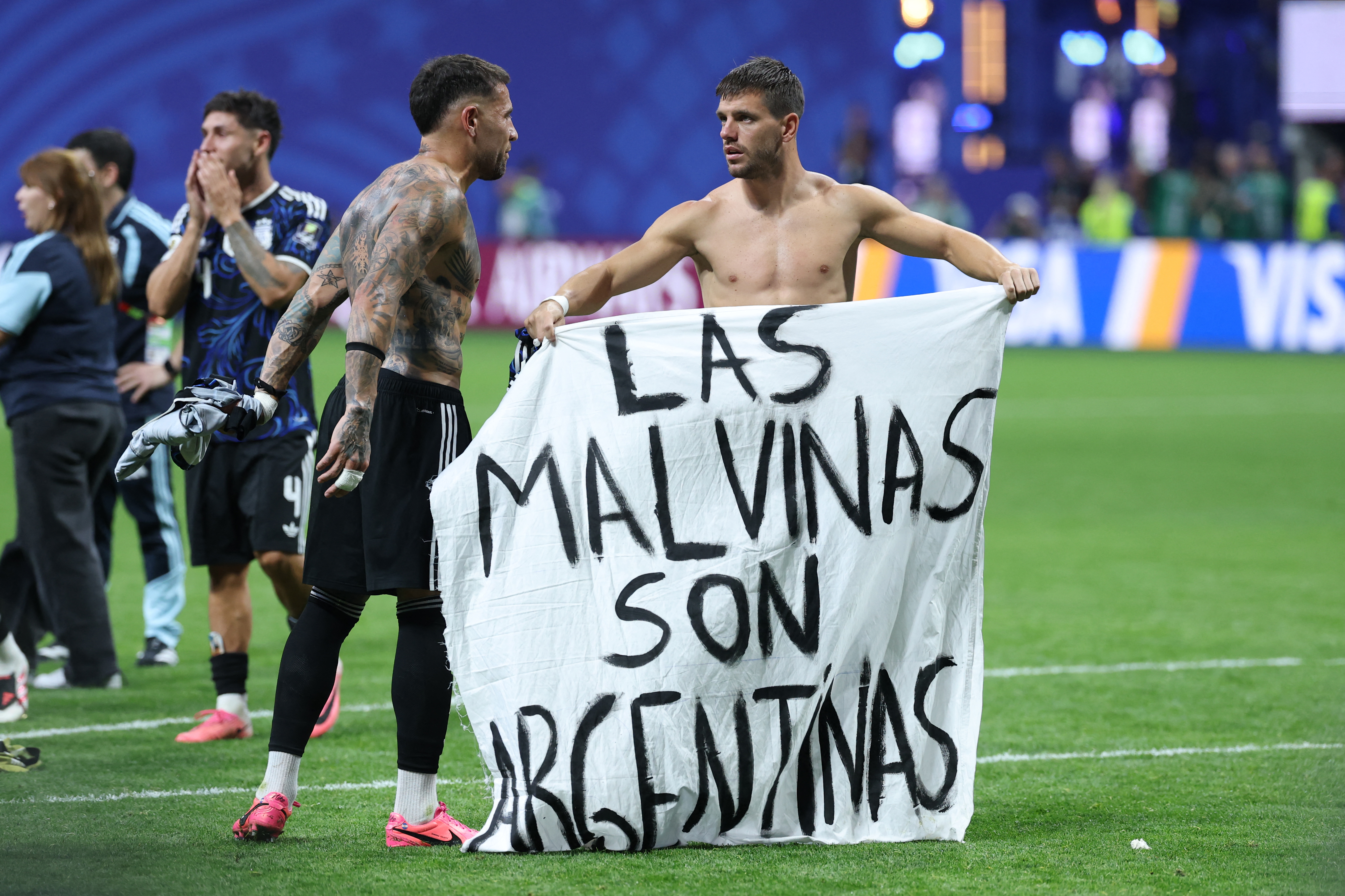 Giovani Lo Celso con la pancarta que dice: "Las malvinas son argentinas".