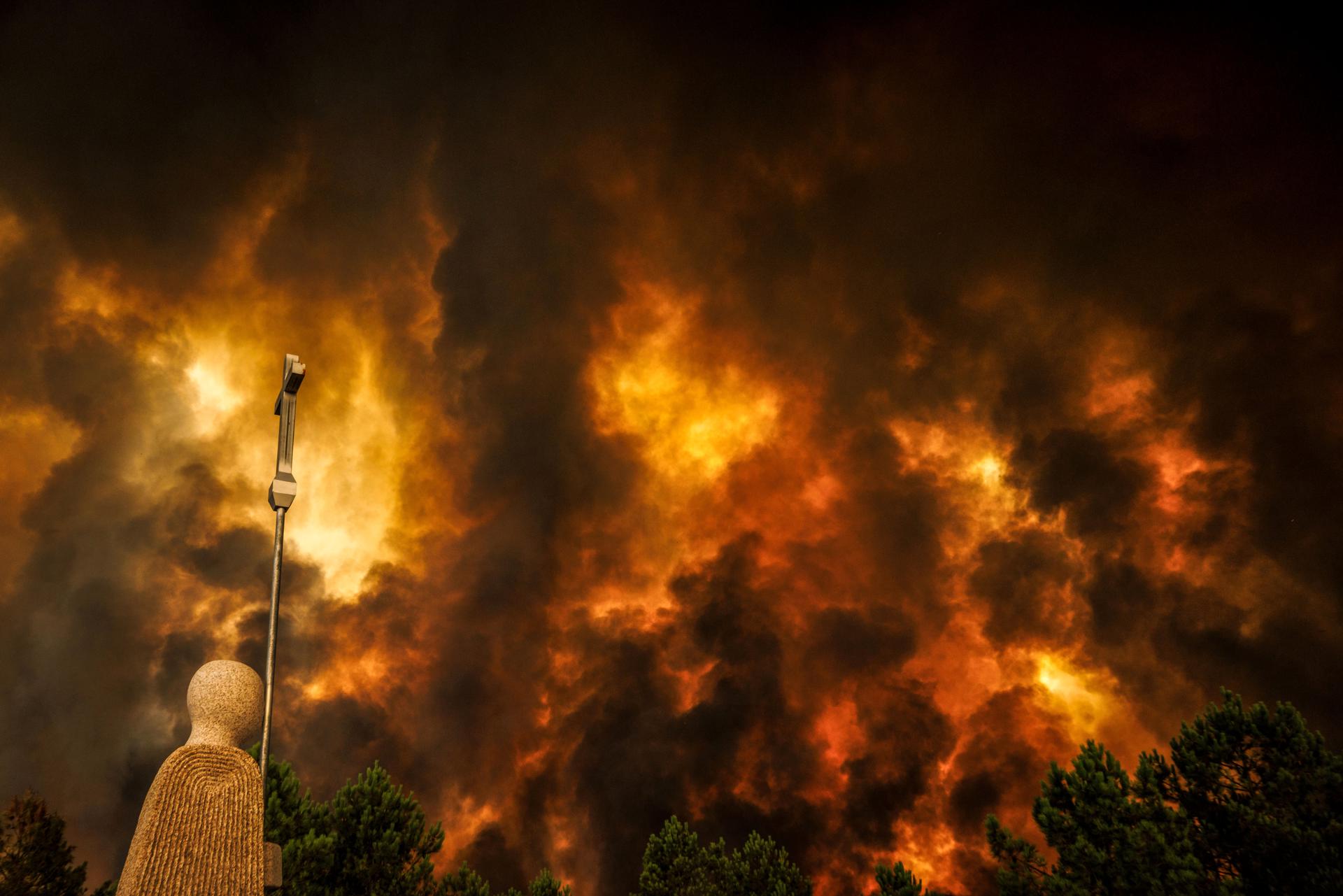 Lamosa (Portugal), 14/08/2025.- A wildfire rages in Lamosa, Sernancelhe municipality, Viseu district, Portugal, 14 August 2025. The blaze, which ignited early on 13 August in Satao, within the Viseu district, has spread to the municipalities of Sernancelhe and Aguiar da Beira, and continues to rage with no possibility of direct intervention, according to the commander on the scene. (incendio forestal) EFE/EPA/PEDRO SARMENTO COSTA