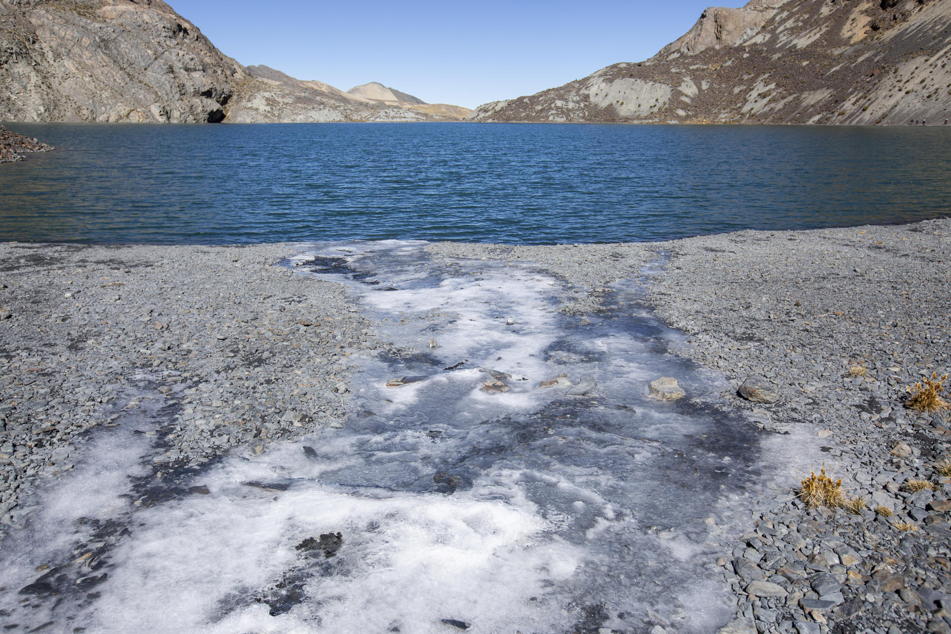 AME7749. PUCARANI (BOLIVIA), 22/06/2025.- Fotografía de la laguna glacial Ventanani este sábado, en Pucarani (Bolivia). La caminata de exigencia considerada "media" por montañistas esta rodeada de lagunas color turquesa y llega al máximo de su belleza durante el invierno sudamericano. EFE/ Esteban Biba