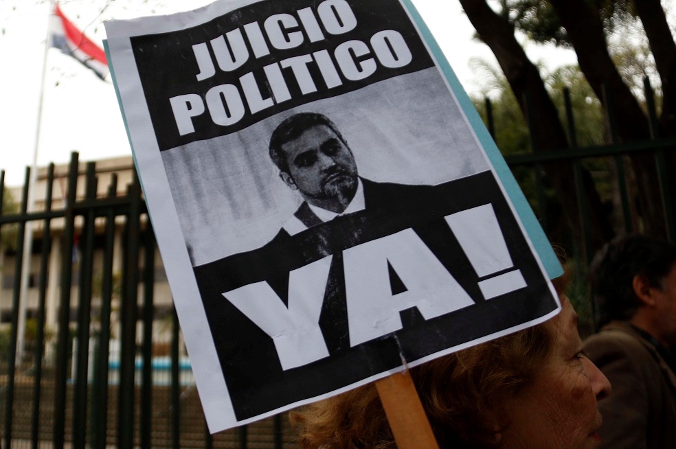 Varias personas protestaron frente a la embajada de Brasil en Asunción para pedir juicio político al presidente Mario Abdo Benítez..EFE¿Juicio político contra el presidente?