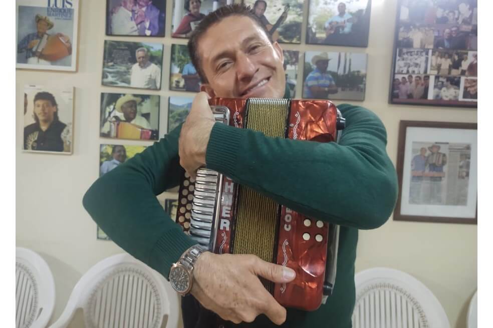 El rey vallenato Beto Jamaica  le canta a su acordeón bonito