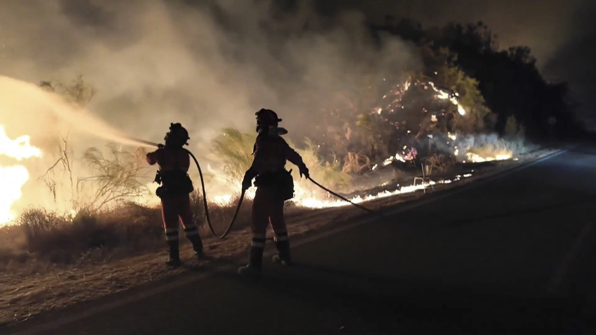 ALMERÍA, 11/07/2026.- Captura de vídeo que muestra a los efectivos de la UME trabajando la pasada noche en el incendio forestal de Los Gallardos (Almería), que ha causado doce fallecidos y una veintena de personas no localizadas hasta el momento. El fuego ha evolucionado durante la noche "relativamente bien dentro de la gravedad y las dimensiones", han indicado fuentes del Plan Infoca. EFE/ UME **SOLO USO EDITORIAL/SOLO DISPONIBLE PARA ILUSTRAR LA NOTICIA QUE ACOMPAÑA (CRÉDITO OBLIGATORIO)***