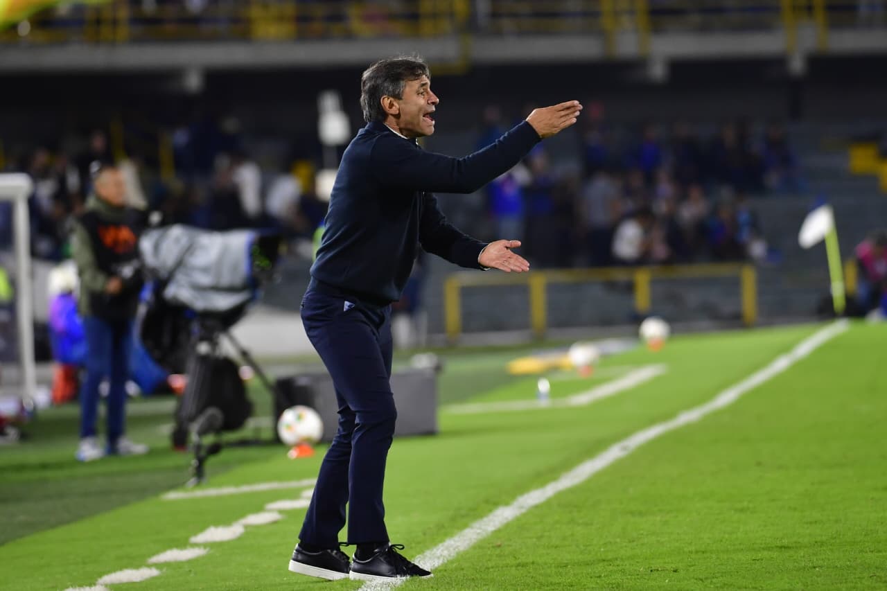Fabián Daniel Bustos, director técnico de Millonarios, durante el partido por liga contra Deportes Tolima en el estadio El Campín.