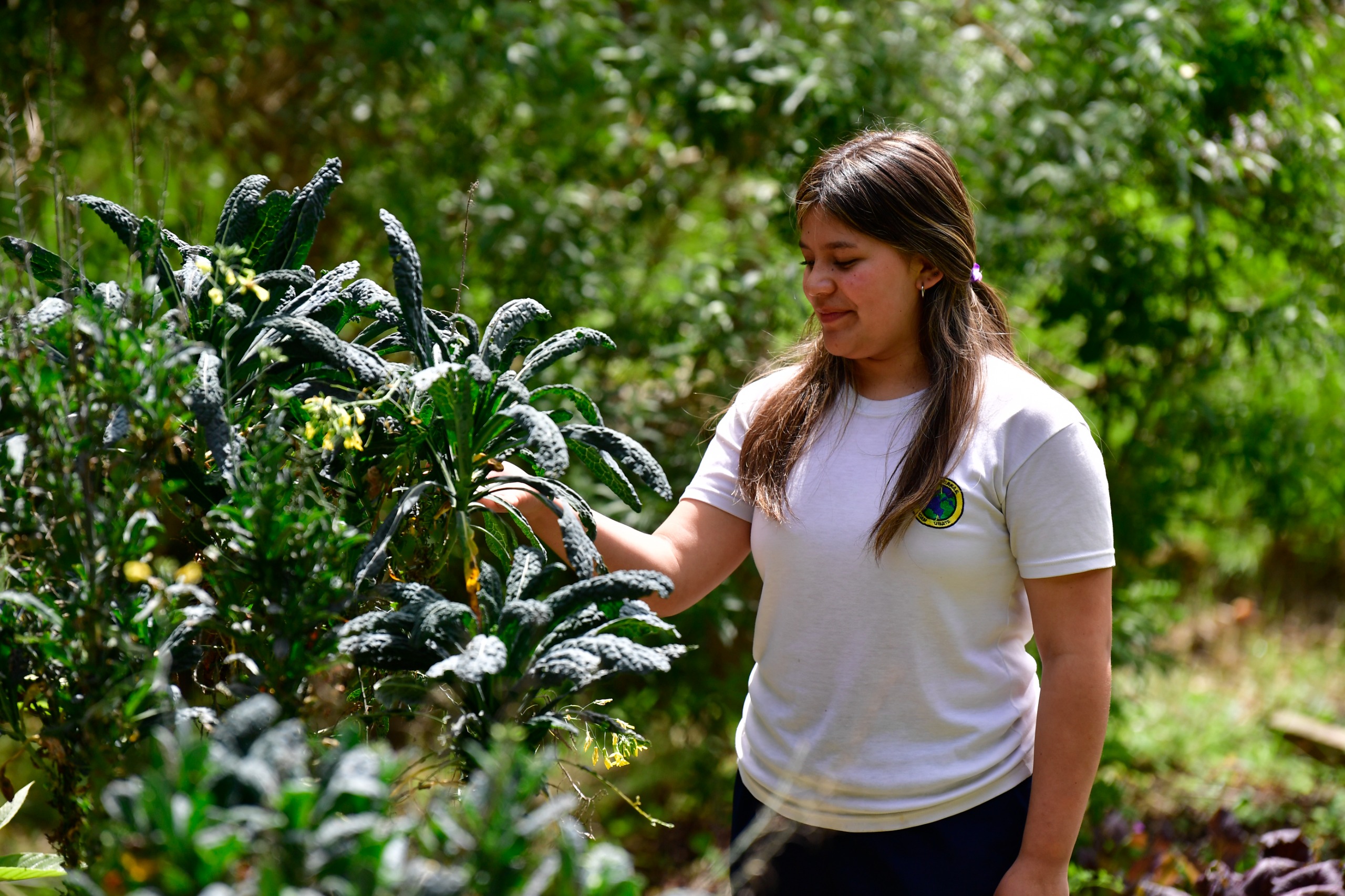 Alumna del ICAM en la huerta orgánica del colegio.