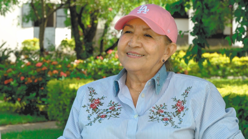 Myrna Argueta, de 63 años de edad y madre del astronauta, vive en El Salvador. / Los Informantes