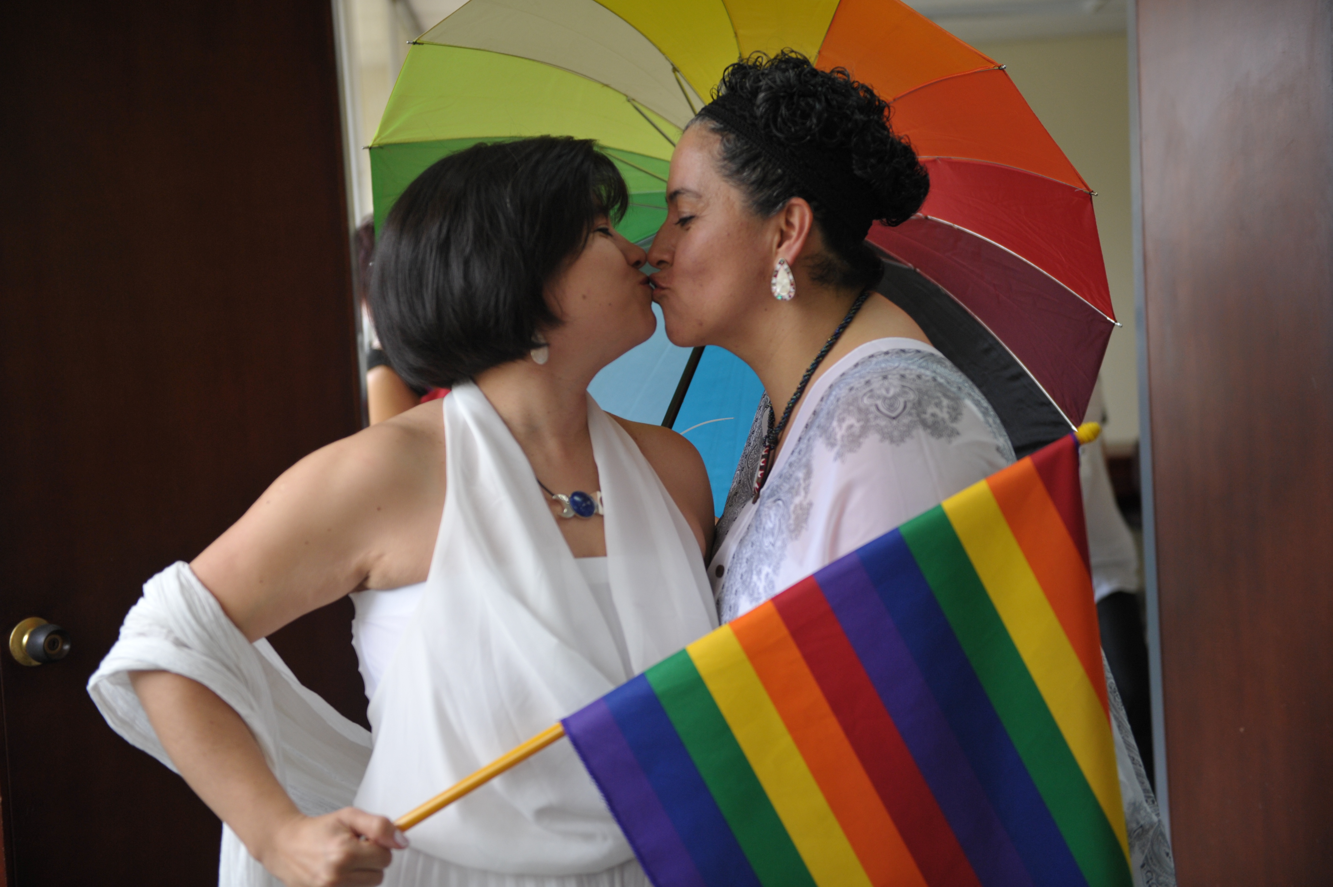 Matrimonio LGBTI entre Elizabeth Castillo y Claudia Zea, en Gacheta, Cundinamarca; Acto realizado por el juez promiscuo municipal, Julio Andrés González Hofmann.