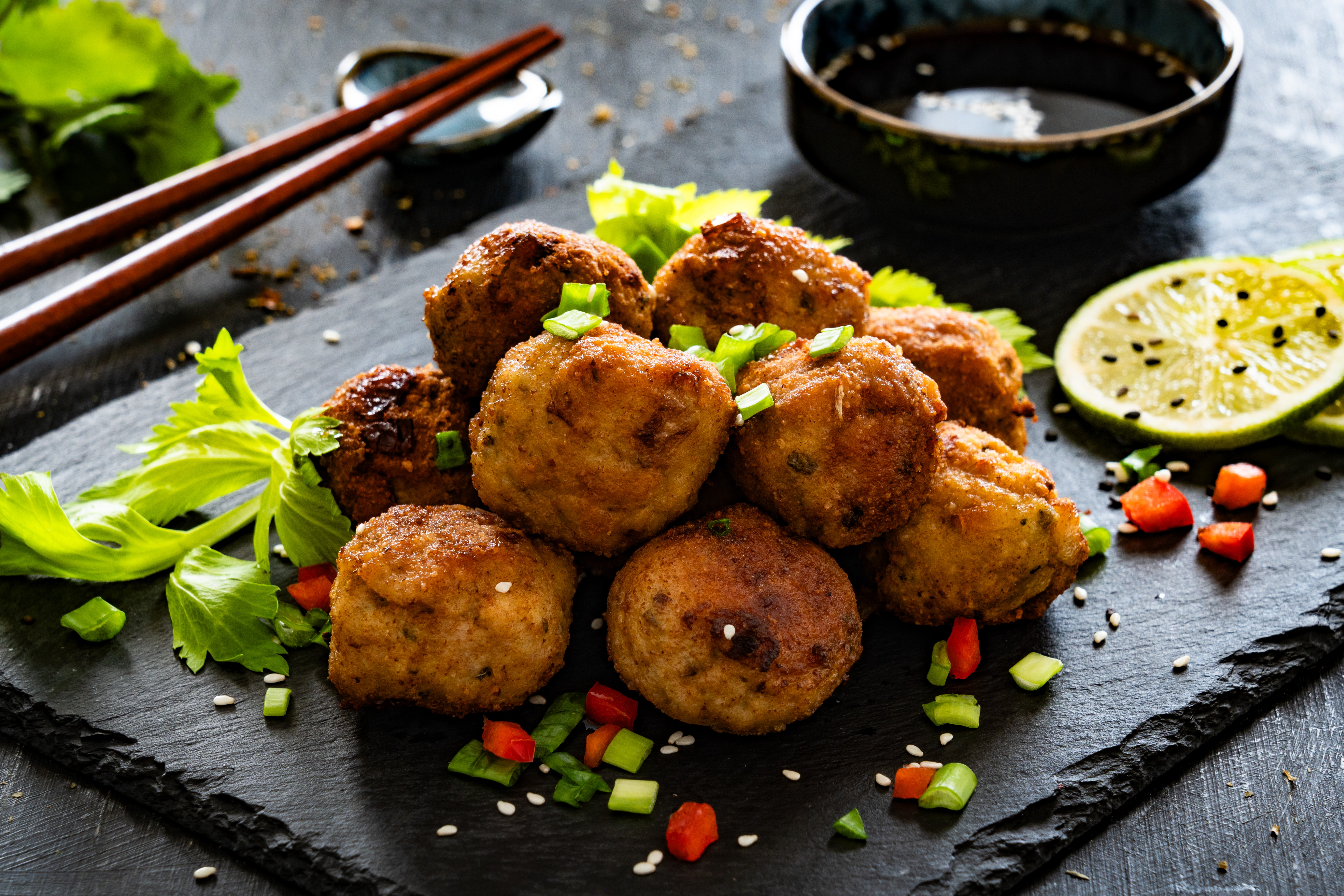 Albóndigas de pollo  rellenas con jamón y queso