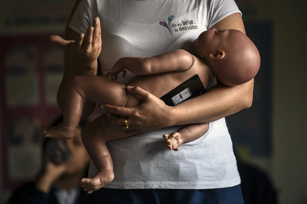 Con ‘bebés robots’ buscan frenar los embarazos adolescentes en Colombia