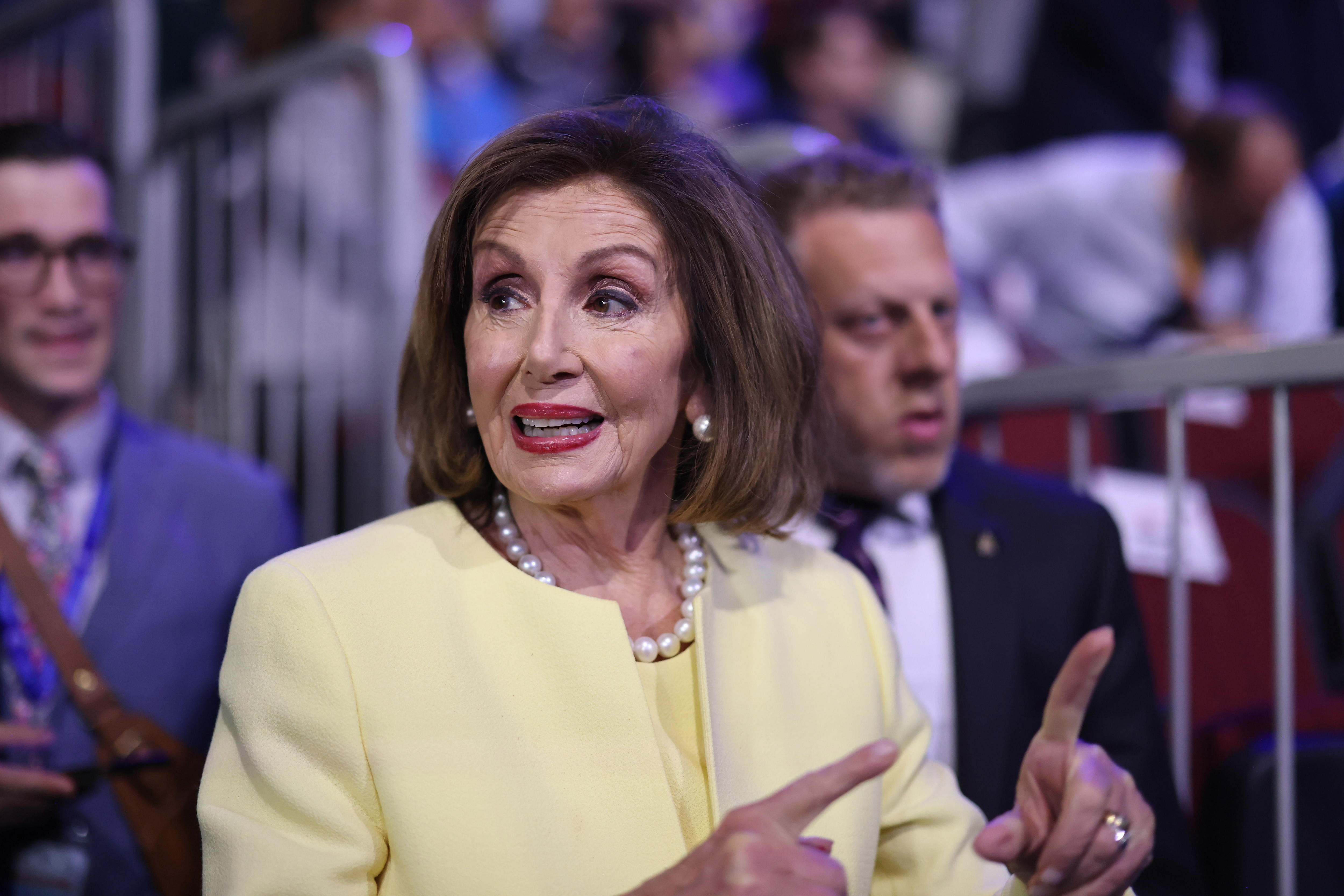 Chicago (United States), 19/08/2024.- Speaker of the House Nancy Pelosi walks the floor on the opening night of the Democratic National Convention (DNC) at the United Center in Chicago, Illinois, USA, 19 August 2024. The 2024 Democratic National Convention is being held 19 to 22 August 2024 in which delegates of the United States' Democratic Party will vote on the party's platform and ceremonially vote for the party's nominees for president and vice president, Vice President Kamala Harris and Governor Tim Walz of Minnesota, for the upcoming presidential election. (Estados Unidos) EFE/EPA/JUSTIN LANE