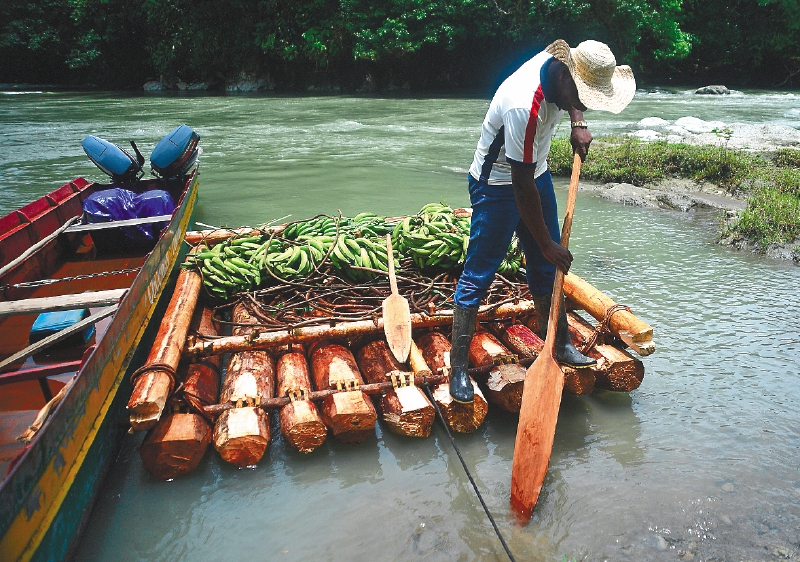 Los campesinos arriesgan la vida por el río sacando sus productos.  / Gustavo Torrijos