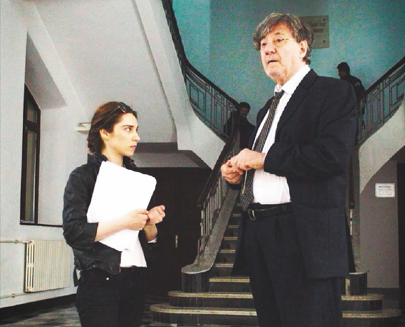 La directora Victoria Baltag junto al actor Ion Caramitru, quien interpretó al tío Cornelio en "El Experimento Pitesti", en 2015. Caramitru falleció en 2021.