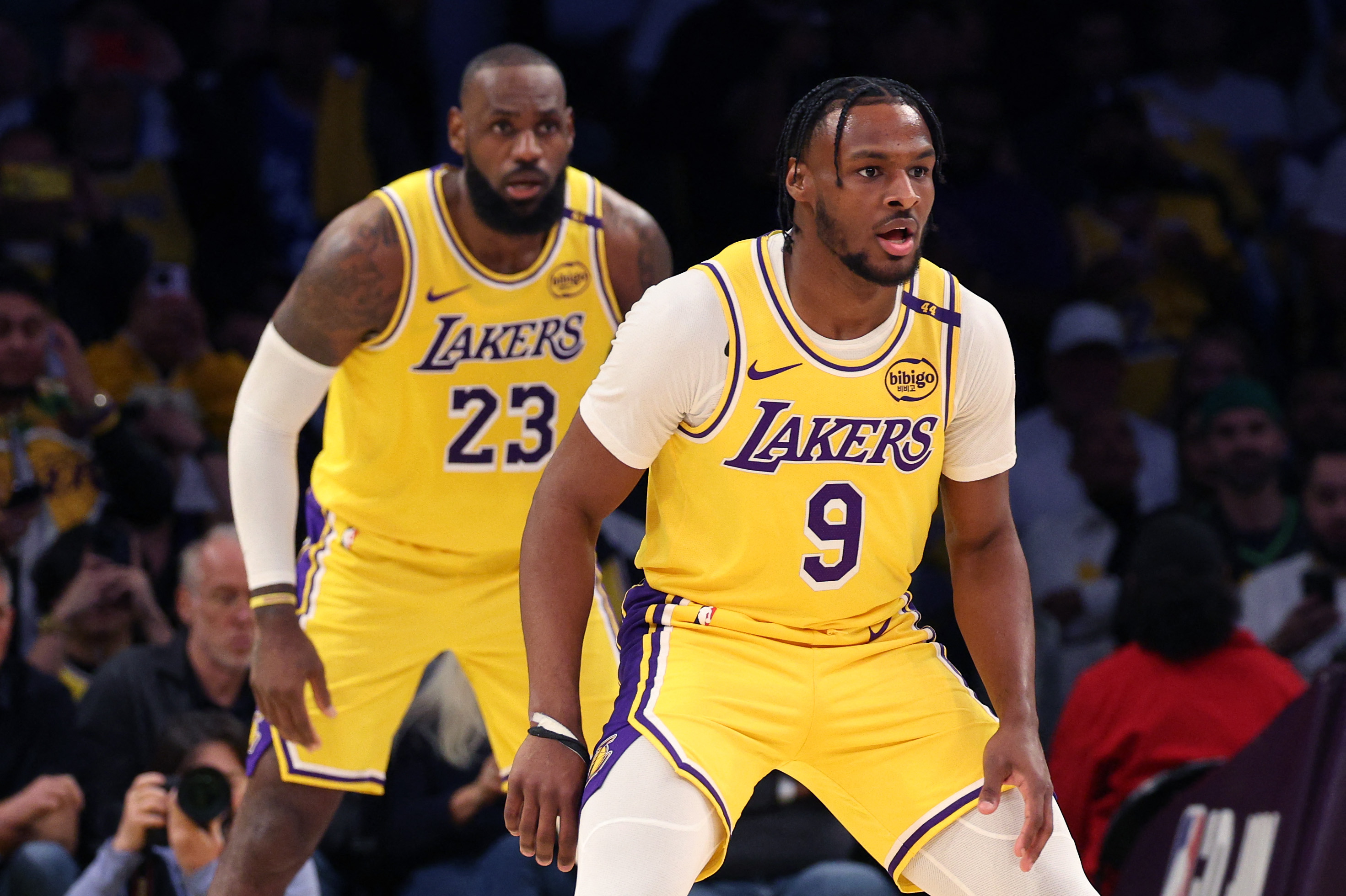 Bronny y LeBron James juegan un partido en la NBA con Los Ángeles Lakers.