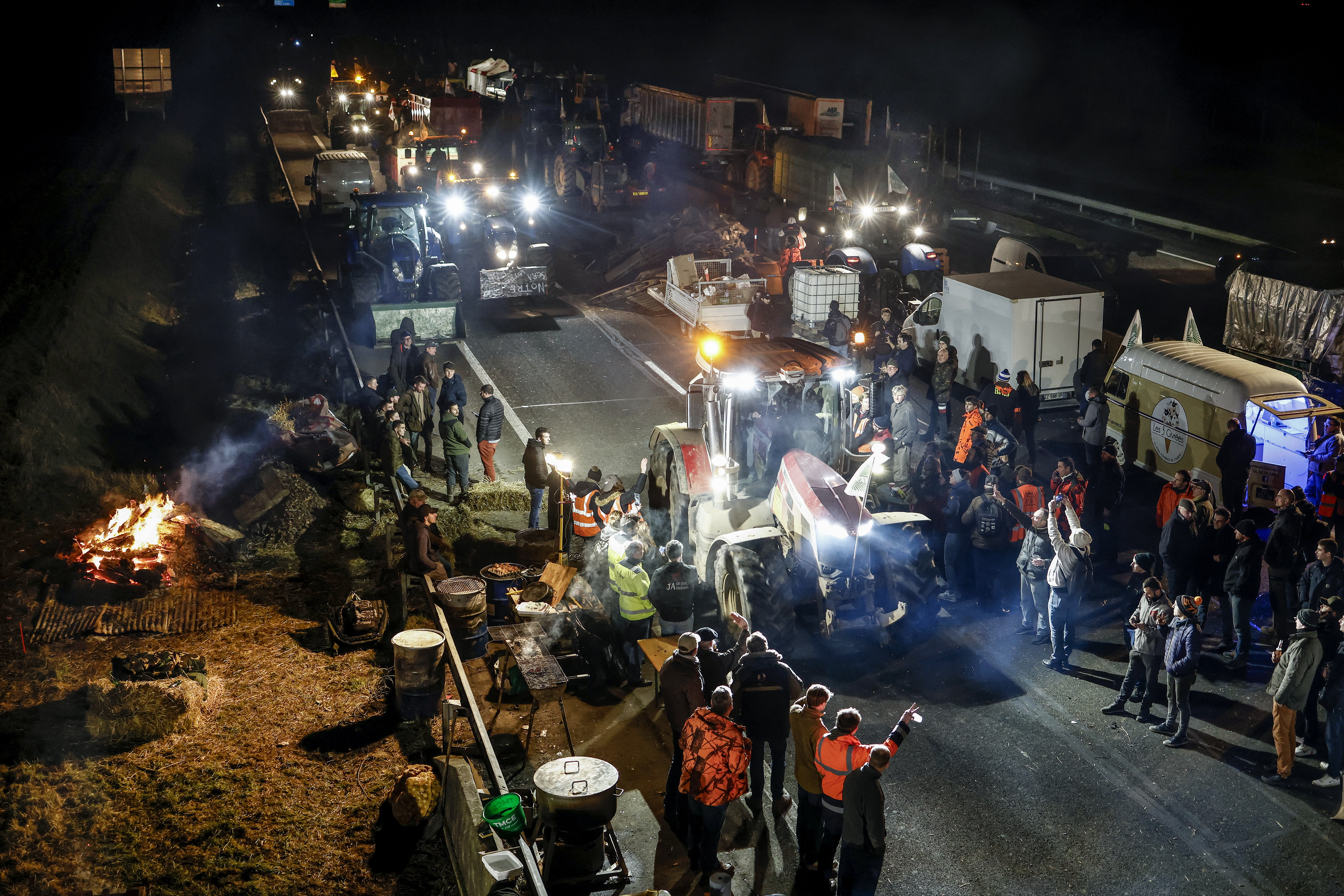 Jossigny (France), 30/01/2024.- Dozens of French farmers arriving by truck join the blockade point on the A4 motorway at Jossigny, east of Paris, France, 30 January 2024. French farmers continue their protests with road blockades and demonstrations in front of state buildings awaiting a response from the government to their request for 'immediate' aid of several hundred million euros. On 23 January, the EU Agriculture and Fisheries Council highlighted the importance of providing the conditions necessary to enable EU farmers to ensure food security sustainably and profitably, as well as ensuring a fair income for farmers. (Protestas, Francia) EFE/EPA/YOAN VALAT