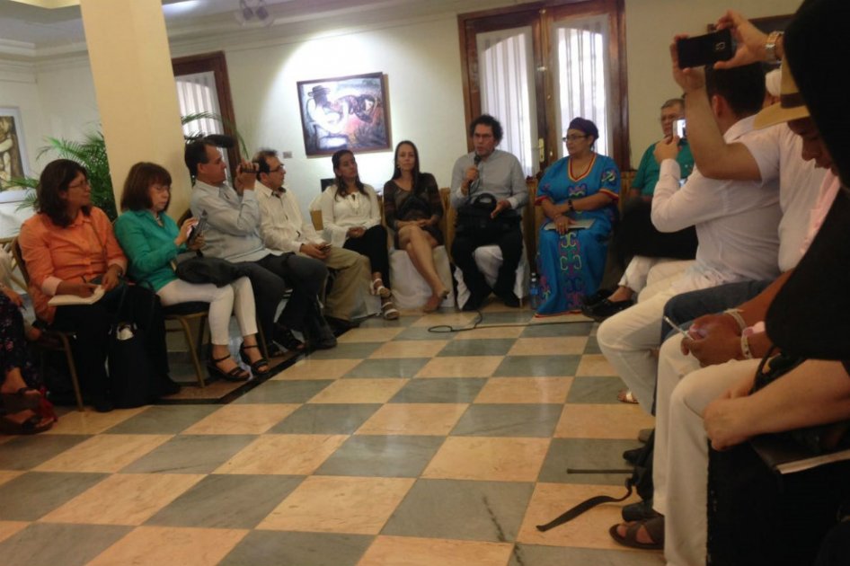 Organizaciones y movimientos sociales durante el encuentro con los delegados de las Farc.