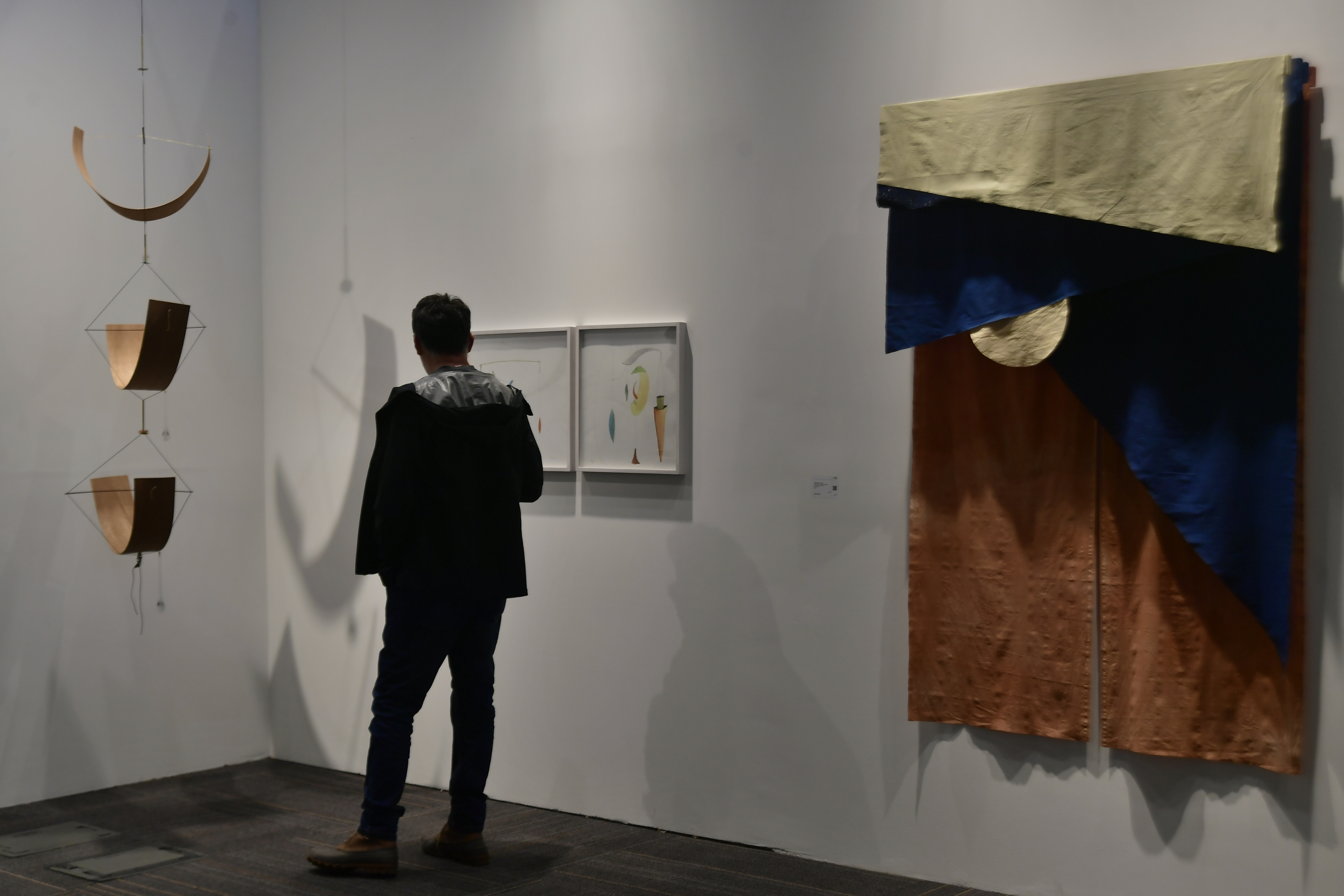 Exposición de obras de arte y asistentes a esta feria.