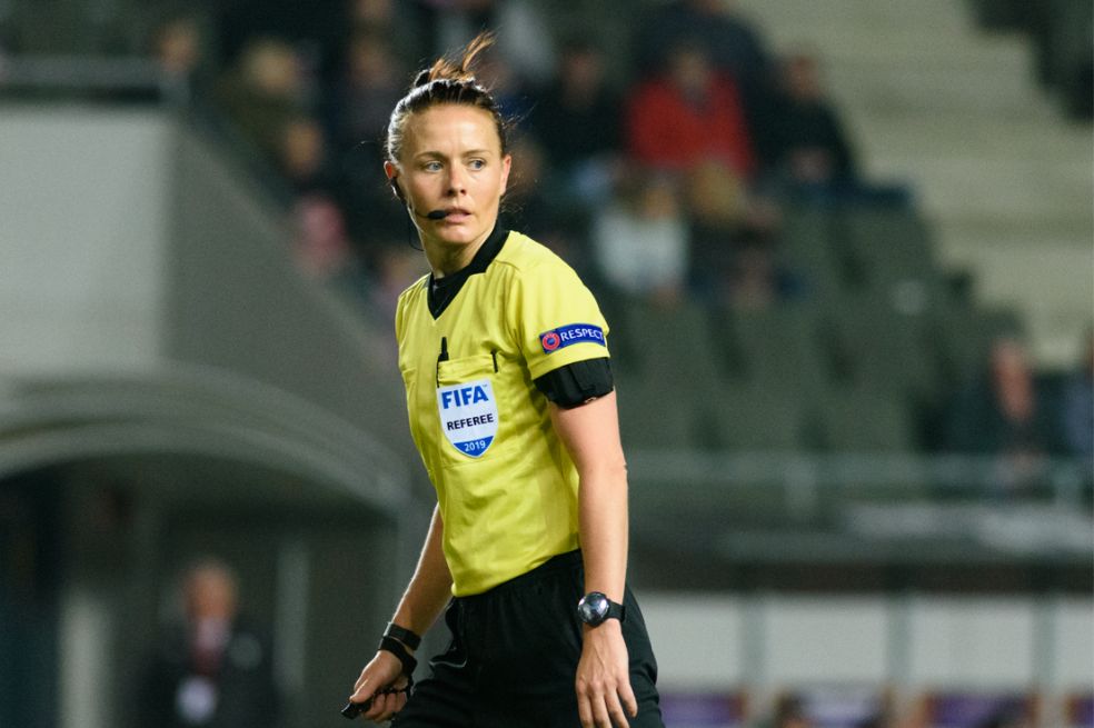 ¡Histórica! Esta mujer será la primera en arbitrar un partido de la Premier League