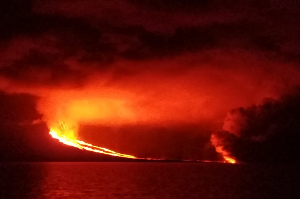 Evacúan a 50 personas por erupción de volcán en Ecuador