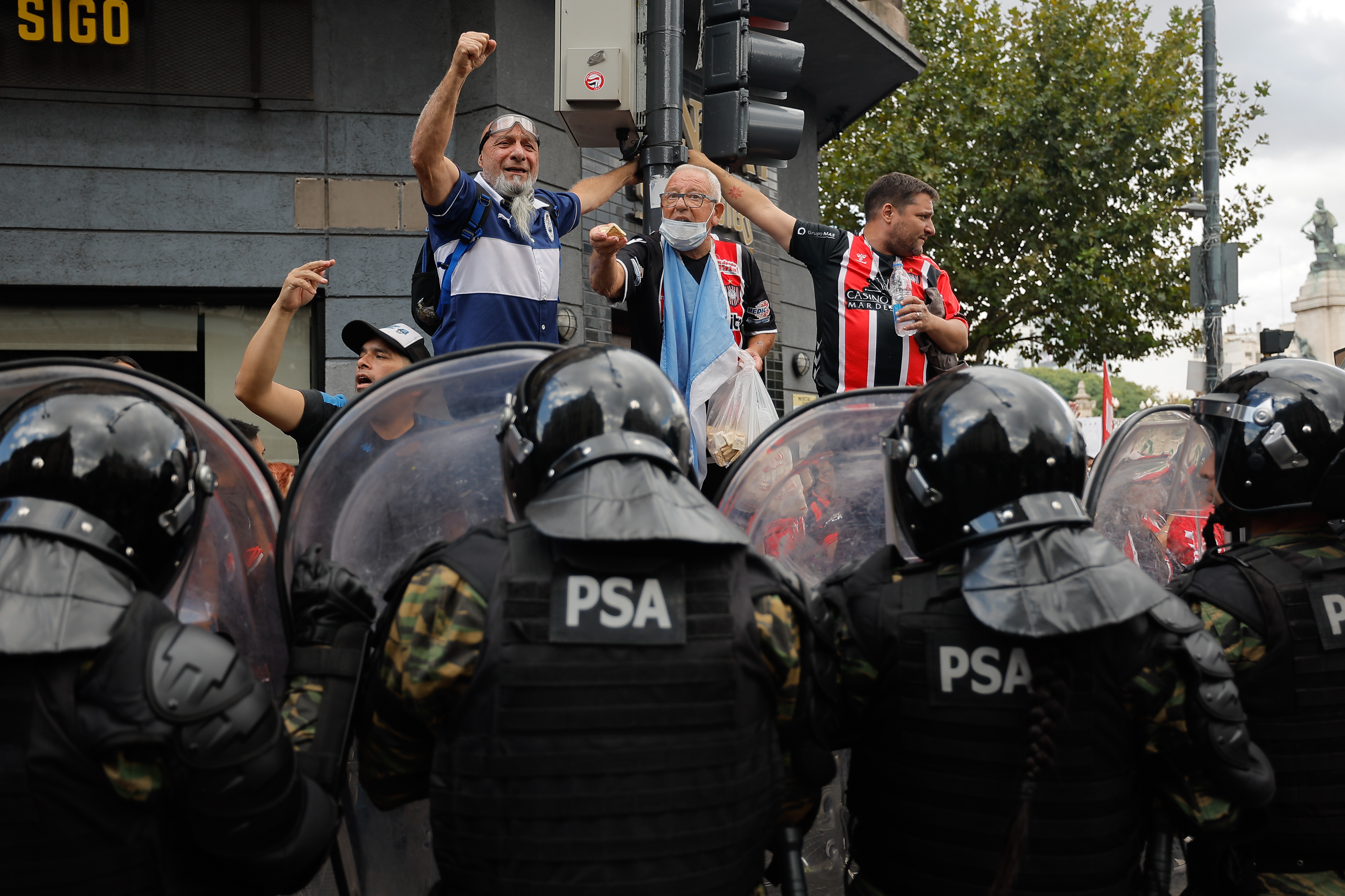 Protesta de jubilados e hinchas desata choques con la policía en Argentina